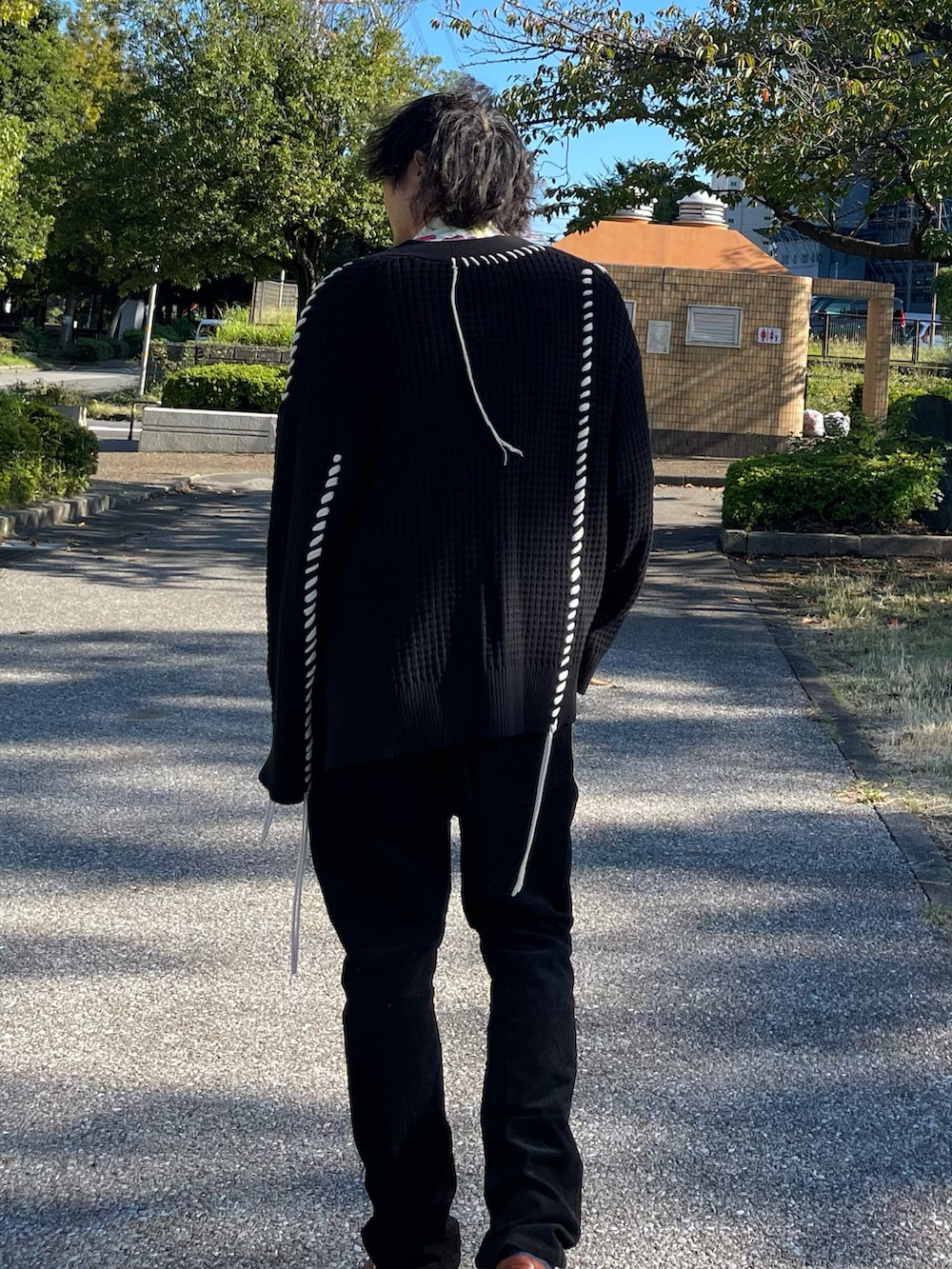 ベージュ系のシャツ/ブラウス、ブラック系のカーディガン/ボレロ、ブラック系のパンツを着用したメンズの秋コーディネートの4枚目の写真