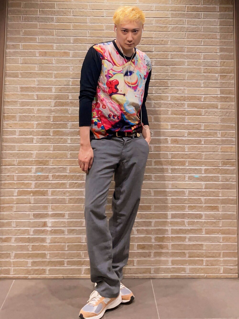 レッド系のTシャツ/カットソー、グレー系のセットアップ、グレー系のスラックスを着用したメンズの夏コーディネートの2枚目の写真