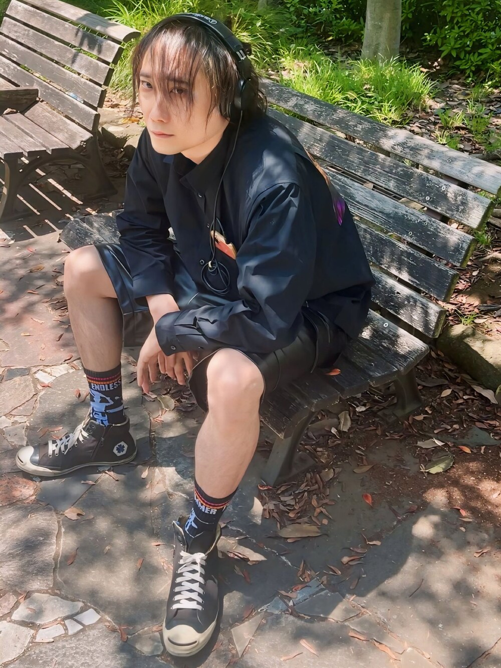 ブラック系のシャツ/ブラウス、ブラック系のその他パンツ、ブラック系のスニーカーを着用したメンズの春コーディネートの4枚目の写真