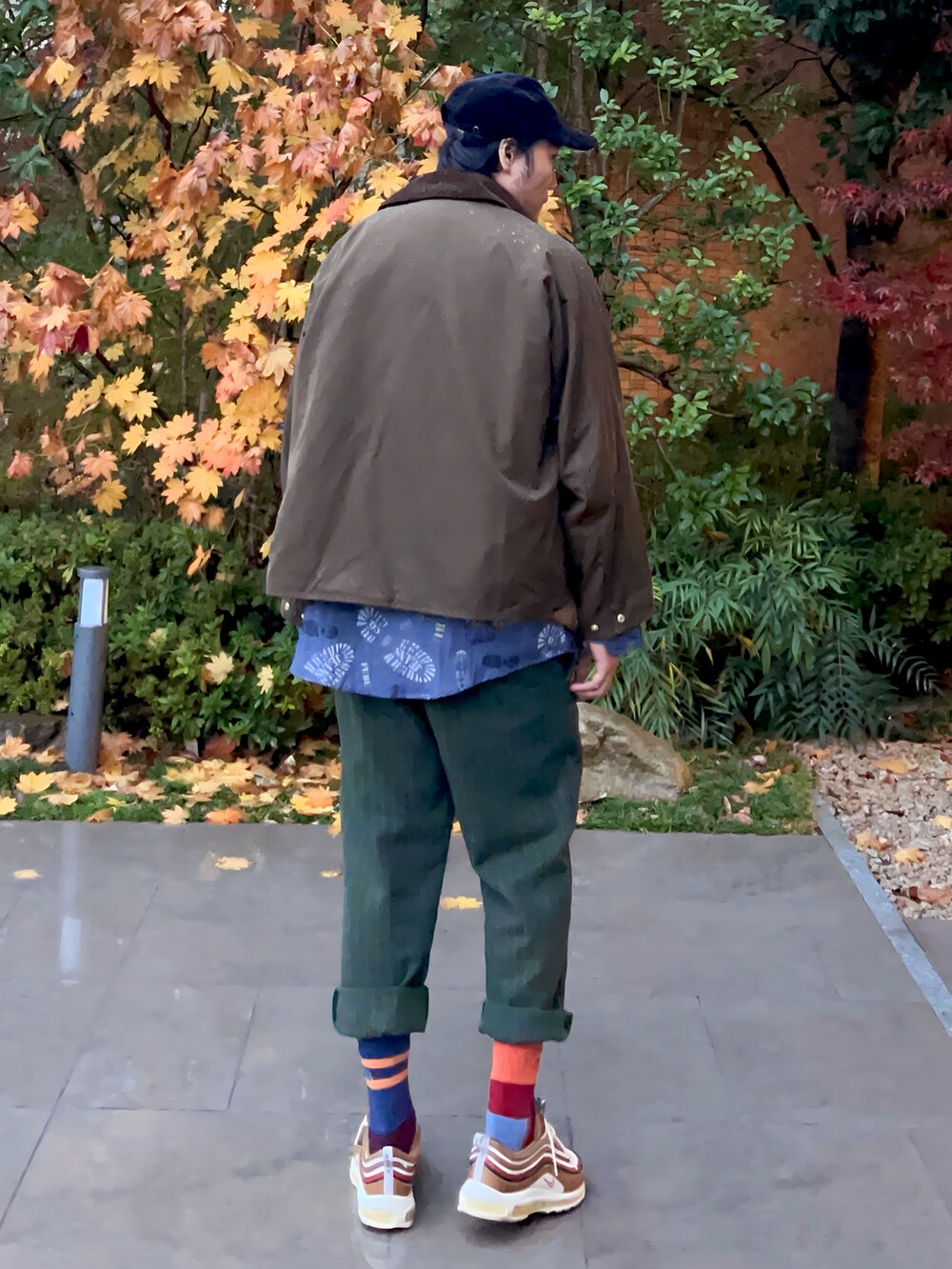 グリーン系のニット/セーター、ブルー系のシャツ/ブラウス、ブラウン系のベストを着用したメンズの冬コーディネートの5枚目の写真