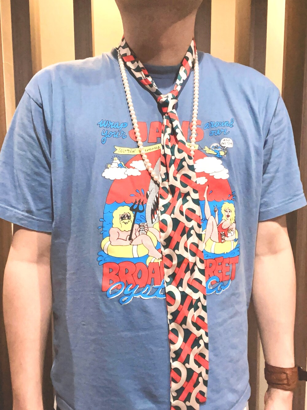 ブルー系のTシャツ/カットソー、ブルー系のスカート、ブラック系のドレスシューズを着用したメンズの夏コーディネートの4枚目の写真