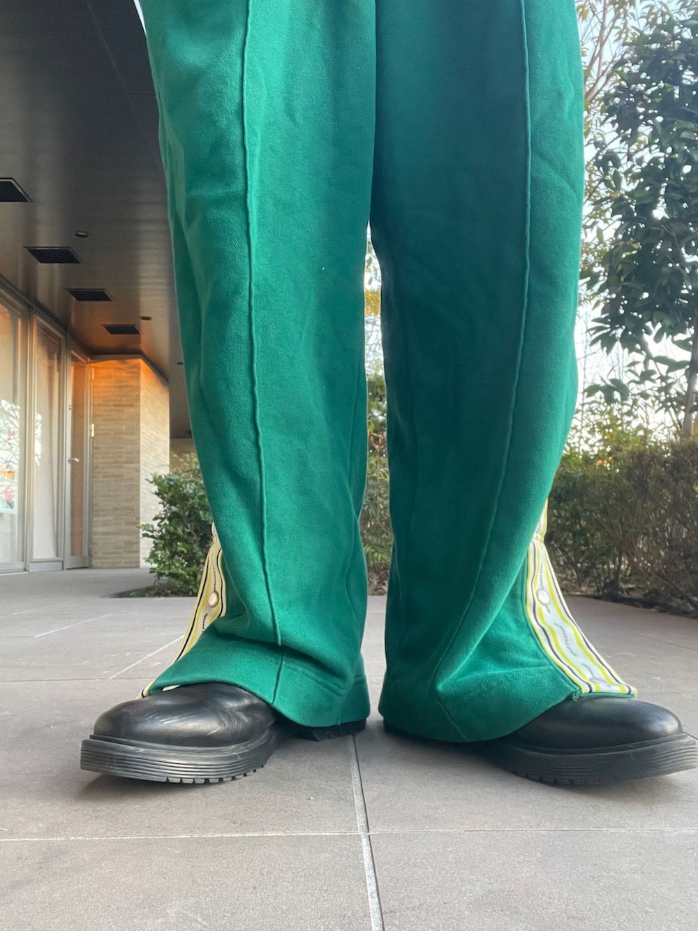 ベージュ系のその他アウター、グリーン系のショルダーバッグ、グリーン系のパンツを着用したメンズの冬コーディネートの4枚目の写真