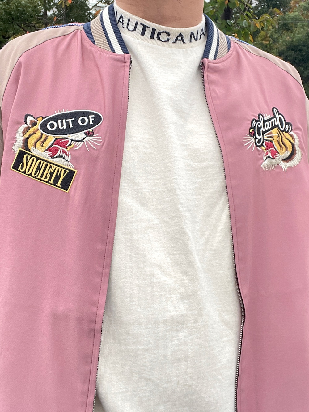 ピンク系のスカジャン、ベージュ系のTシャツ/カットソー、ブラウン系のスウェットパンツを着用したメンズの秋コーディネートの3枚目の写真