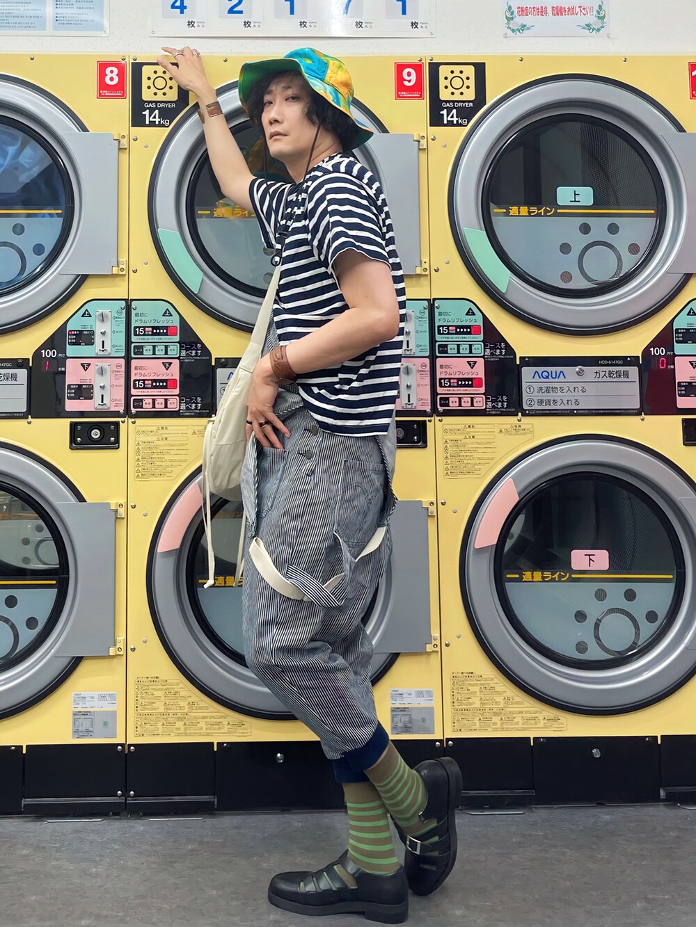 ブラック系のTシャツ/カットソー、ホワイト系のショルダーバッグ、グレー系のサロペット/オーバーオールを着用したメンズの夏コーディネートの5枚目の写真