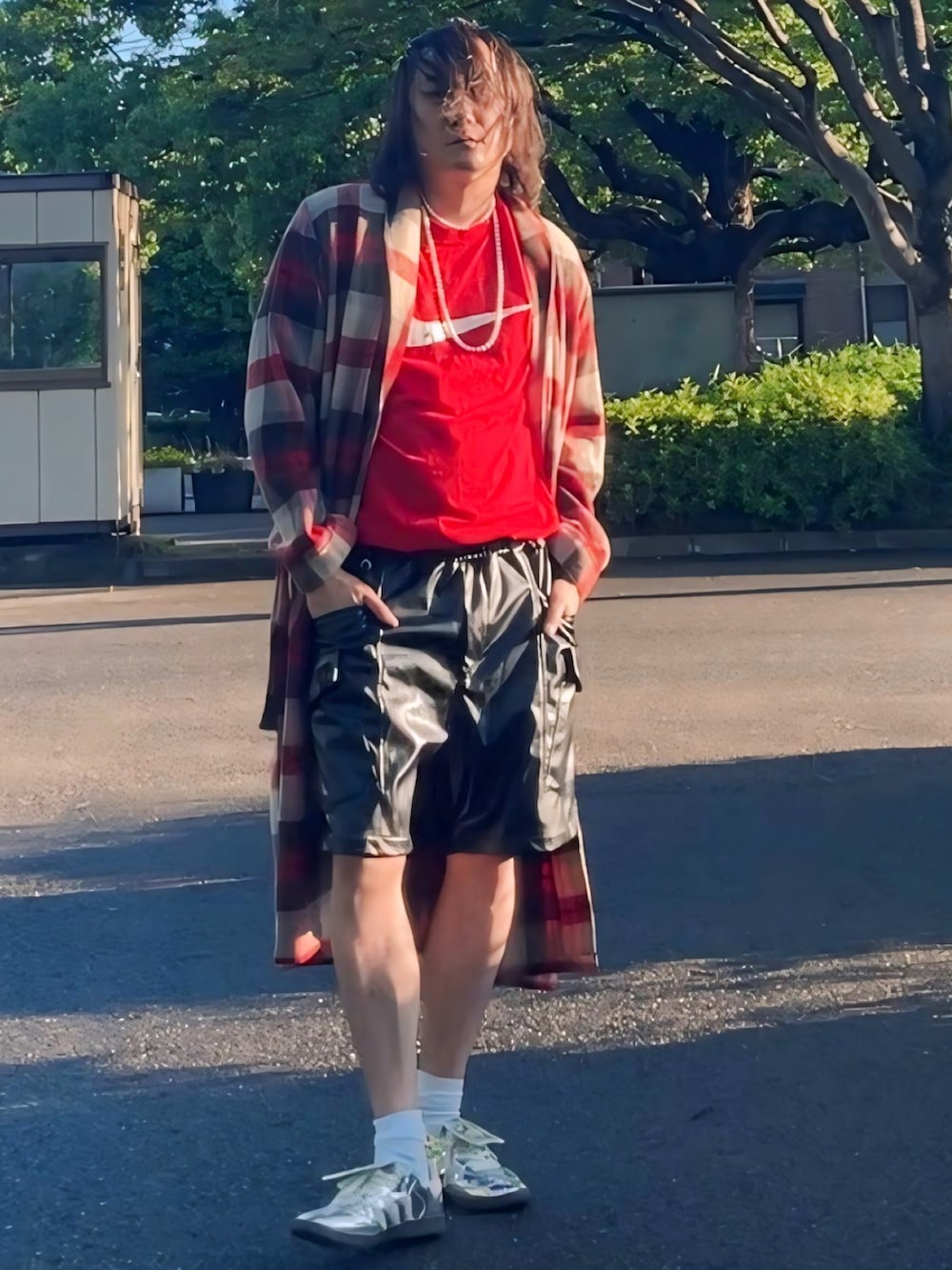 ブラック系のその他パンツ、レッド系のTシャツ/カットソー、レッド系のジャケット/アウターを着用したメンズの夏コーディネートの2枚目の写真