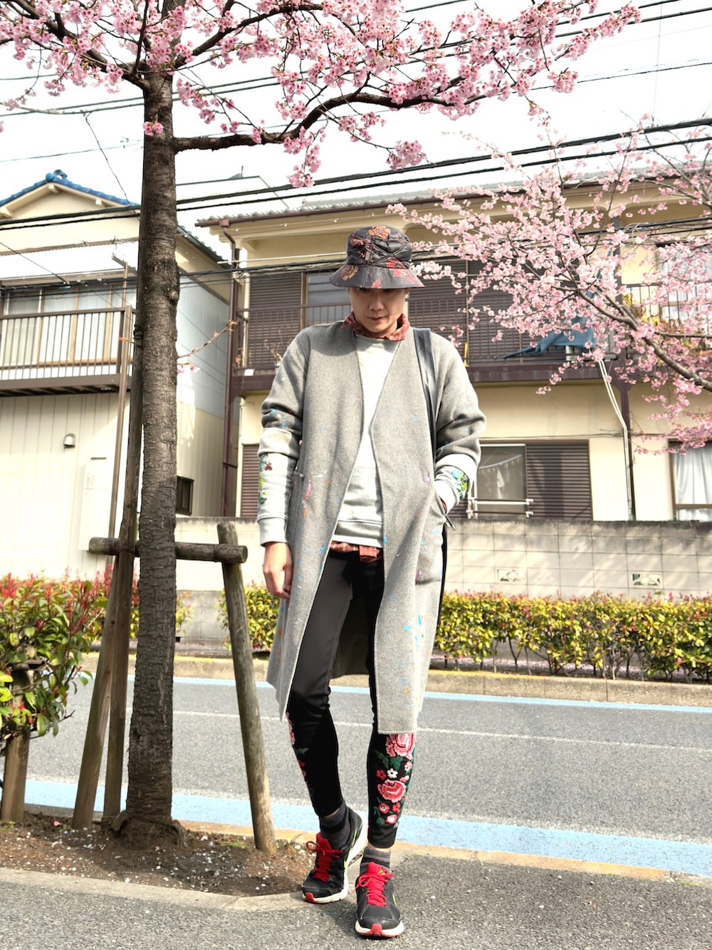 グレー系のスウェット、グレー系のチェスターコート、レッド系のシャツ/ブラウスを着用したメンズの春コーディネートの3枚目の写真