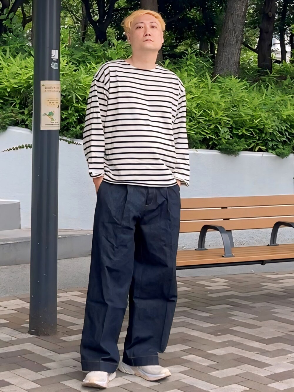 ホワイト系のTシャツ/カットソー、ブルー系のデニムパンツ、ベージュ系のスニーカーを着用したメンズの夏コーディネートの3枚目の写真