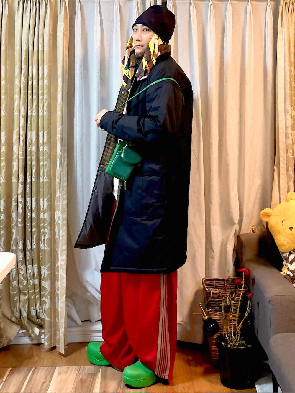 グリーン系のショルダーバッグ、ブラック系のその他アウター、レッド系のその他パンツを着用したメンズの春コーディネートの3枚目の写真