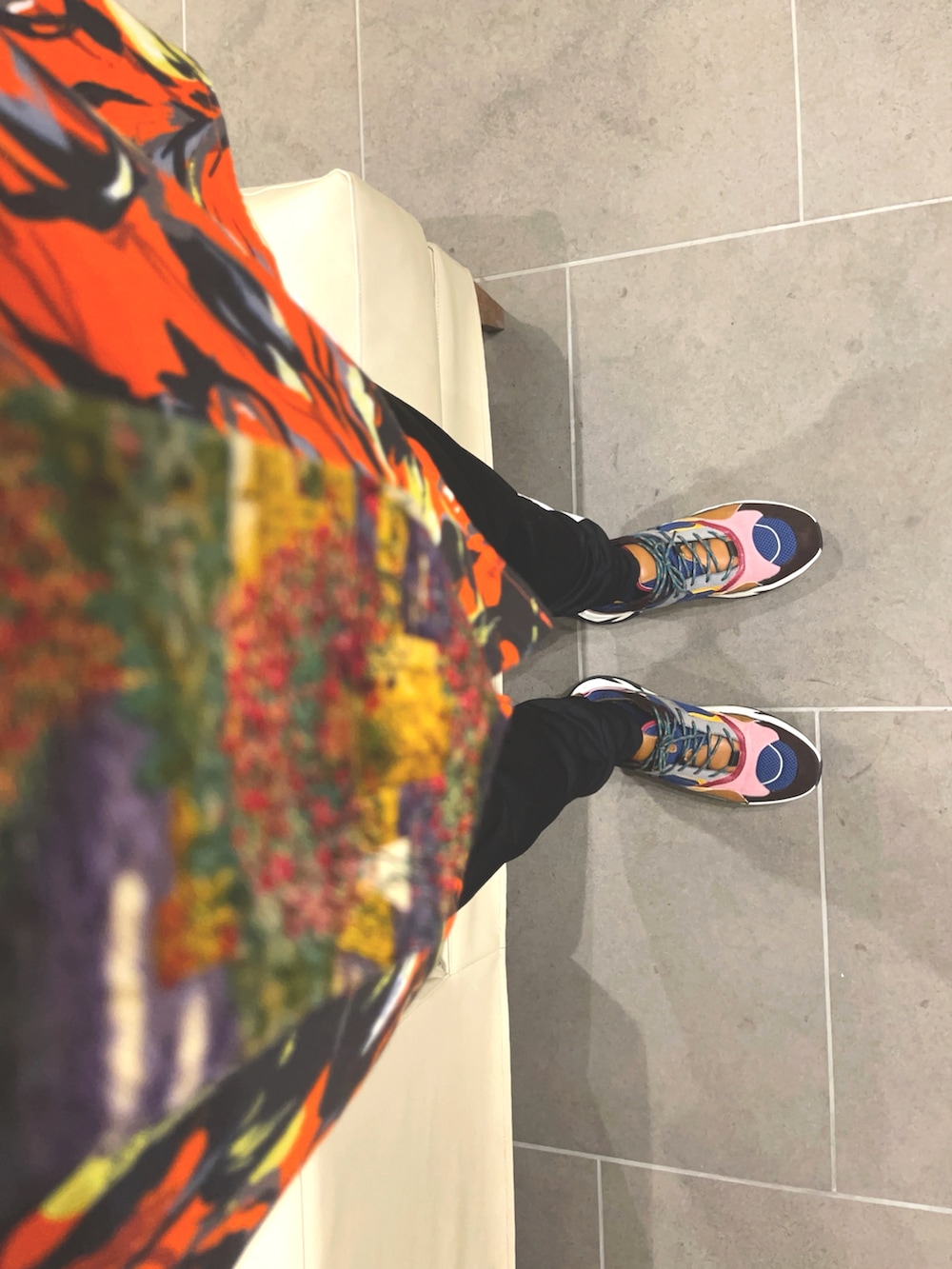 レッド系のシャツ/ブラウス、その他のネクタイ、ブラック系のその他パンツを着用したメンズの秋コーディネートの2枚目の写真