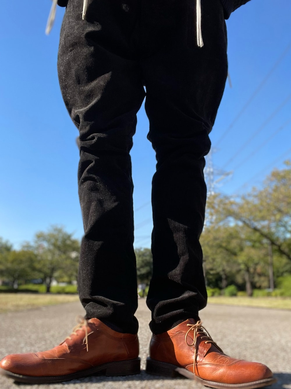 ベージュ系のシャツ/ブラウス、ブラック系のカーディガン/ボレロ、ブラック系のパンツを着用したメンズの秋コーディネートの5枚目の写真