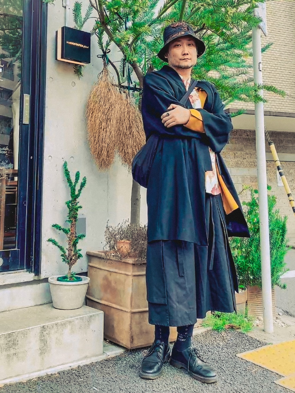 ベージュ系のシャツ/ブラウス、イエロー系のシャツ/ブラウス、ブラック系のノーカラージャケットを着用したメンズの春コーディネートの3枚目の写真