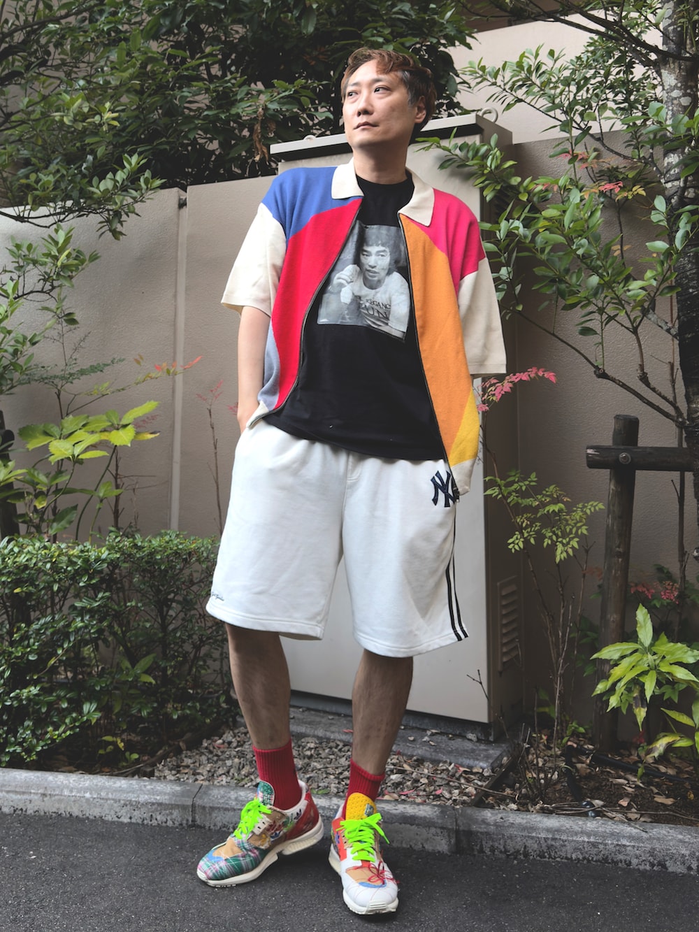 ホワイト系のセットアップ、ホワイト系のニット/セーター、ブラック系のTシャツ/カットソーを着用したメンズの夏コーディネートの5枚目の写真