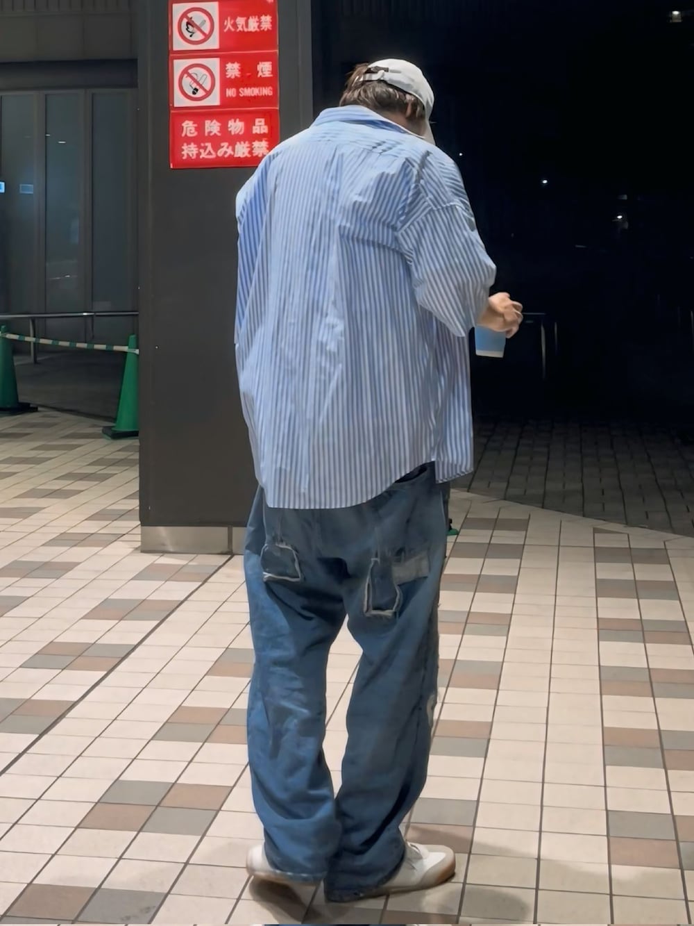 ホワイト系のTシャツ/カットソー、その他のシャツ/ブラウス、ブルー系のデニムパンツを着用したメンズの夏コーディネートの3枚目の写真