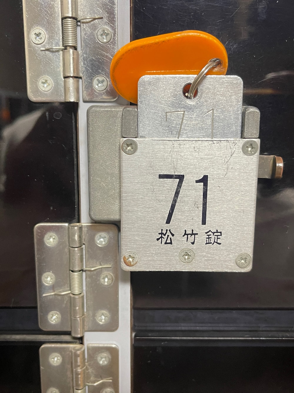 ブラック系のTシャツ/カットソー、ブルー系のバッグ、ブラック系のその他パンツを着用したメンズの冬コーディネートの5枚目の写真