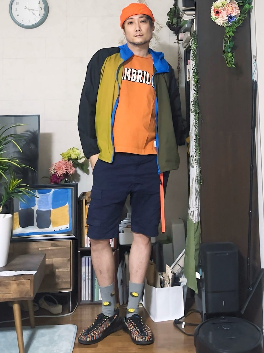 オレンジ系のTシャツ/カットソー、その他のナイロンジャケット、ブルー系のその他パンツを着用したメンズの春コーディネートの3枚目の写真