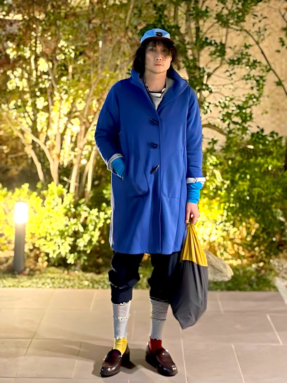 ホワイト系のTシャツ/カットソー、その他のトートバッグ、ブラウン系のローファーを着用したメンズの冬コーディネートの2枚目の写真