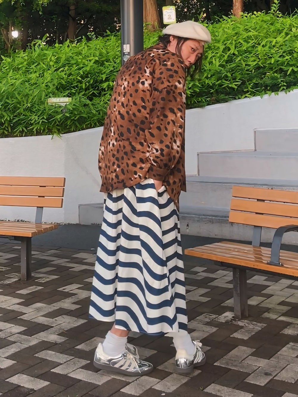 ベージュ系のシャツ/ブラウス、ベージュ系のTシャツ/カットソー、ブルー系のスカートを着用したメンズの夏コーディネートの3枚目の写真