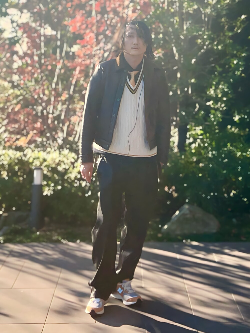 ブラック系のジャケット/アウター、ブラック系のポロシャツ、ホワイト系のベストを着用したメンズの冬コーディネートの2枚目の写真