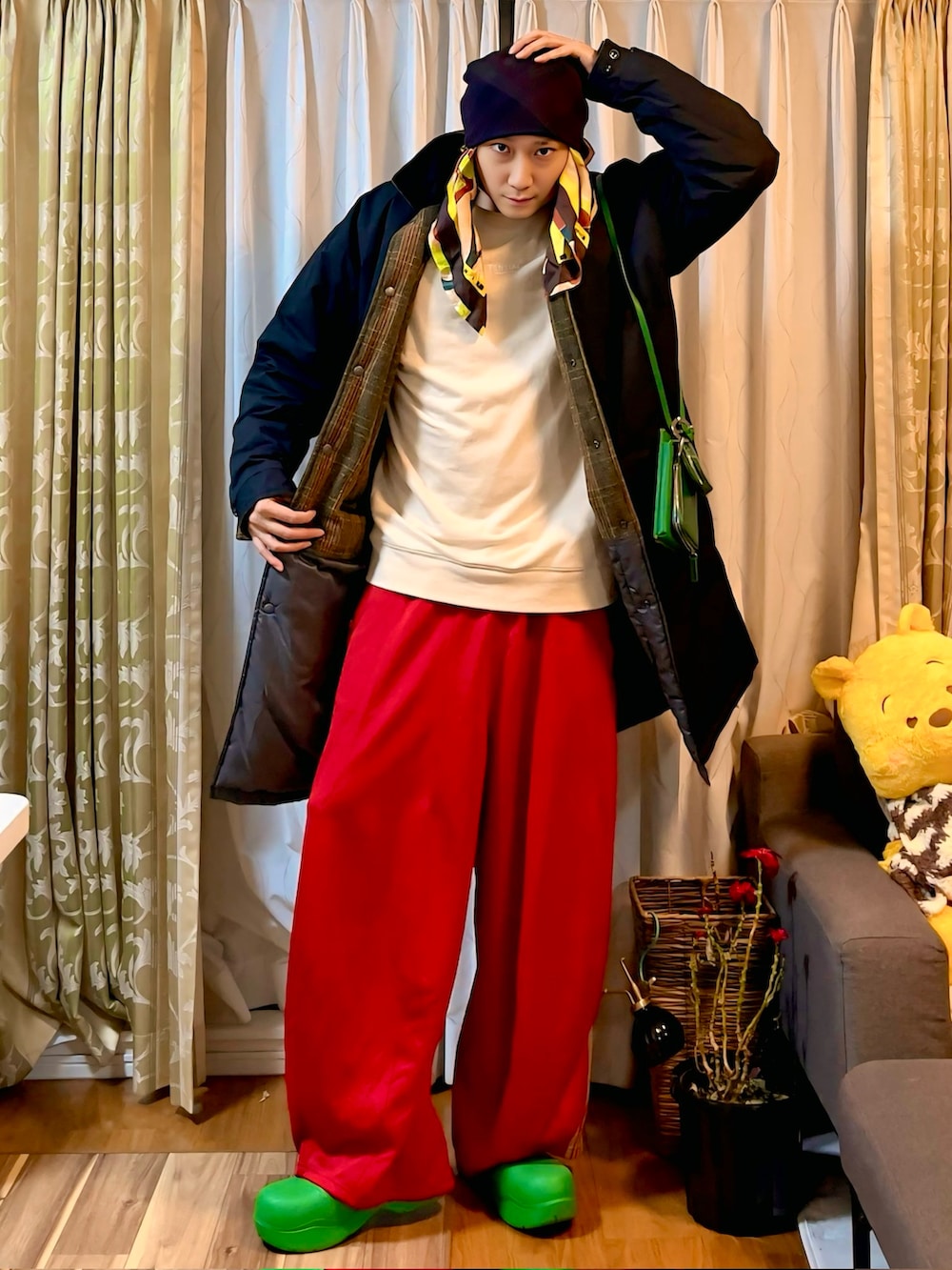 グリーン系のショルダーバッグ、ブラック系のその他アウター、レッド系のその他パンツを着用したメンズの春コーディネートの4枚目の写真