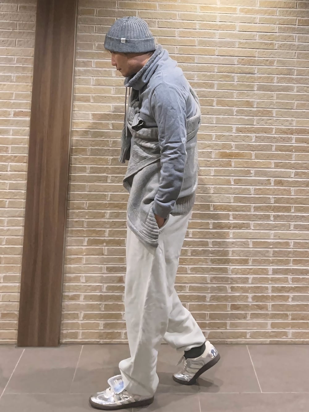 ホワイト系のスウェットパンツ、シルバー系のスニーカーを着用したメンズの秋コーディネートの4枚目の写真