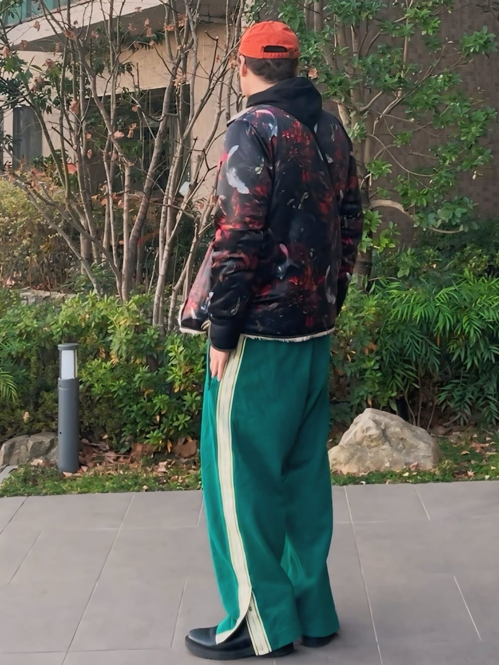 ベージュ系のその他アウター、グリーン系のショルダーバッグ、グリーン系のパンツを着用したメンズの冬コーディネートの3枚目の写真