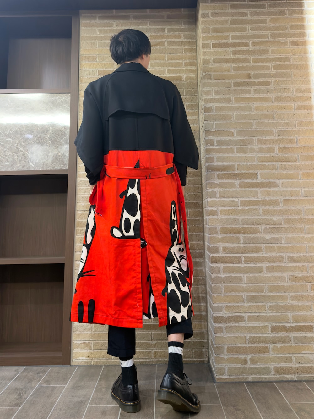 ブルー系のその他パンツ、ブラック系のドレスシューズ、ブラック系のジャケット/アウターを着用したメンズの冬コーディネートの2枚目の写真