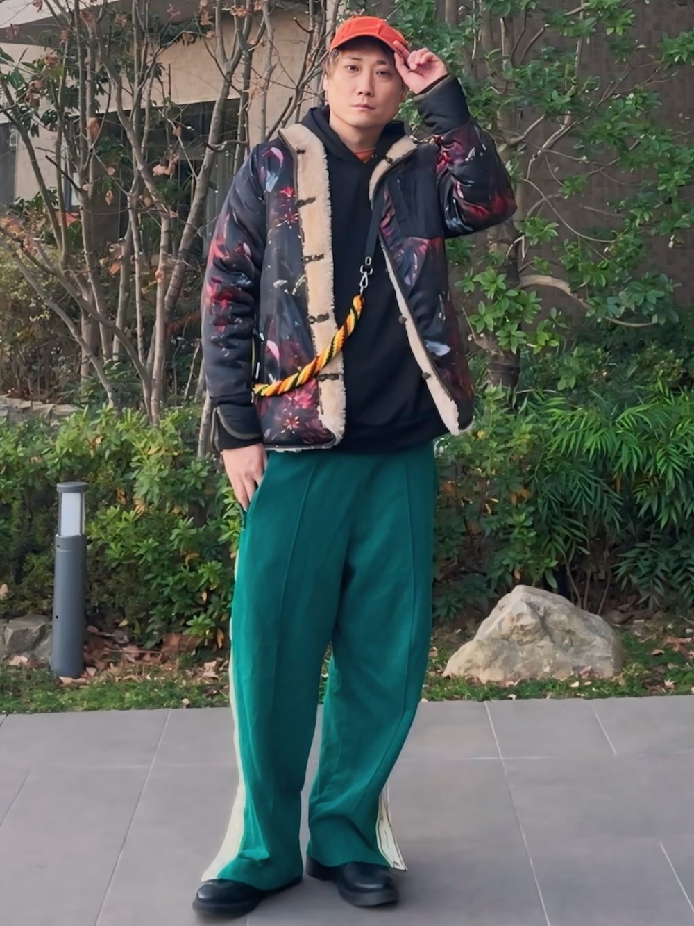 ベージュ系のその他アウター、グリーン系のショルダーバッグ、グリーン系のパンツを着用したメンズの冬コーディネートの2枚目の写真