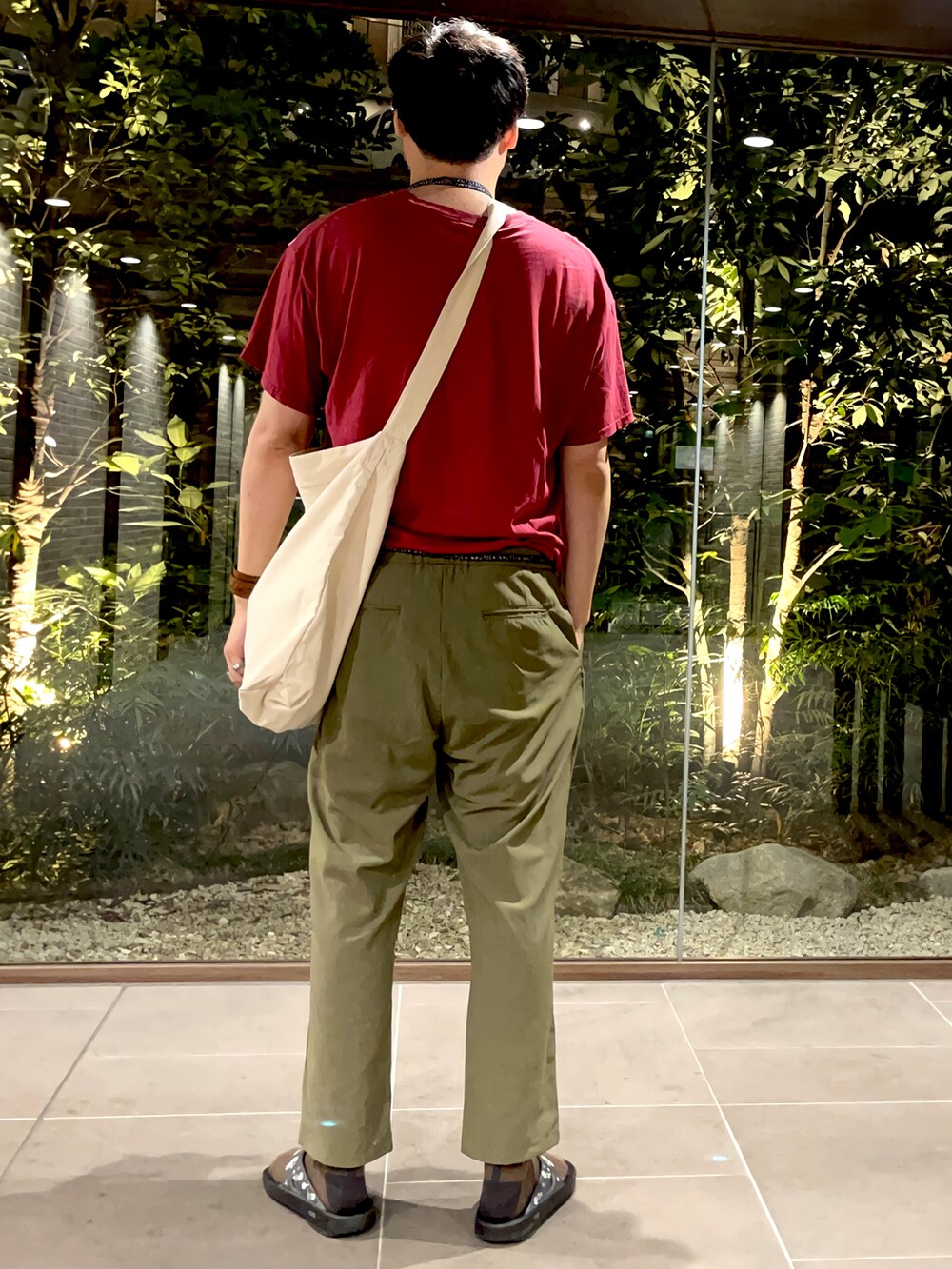 ベージュ系のショルダーバッグ、グリーン系のその他パンツ、ブラック系のサンダルを着用したメンズの夏コーディネートの4枚目の写真