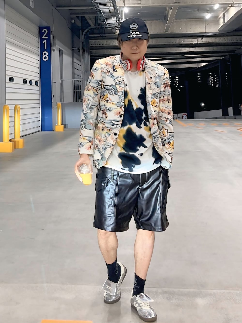 ブルー系のテーラードジャケット、ブルー系のTシャツ/カットソー、ブラック系のその他パンツを着用したメンズの春コーディネートの2枚目の写真