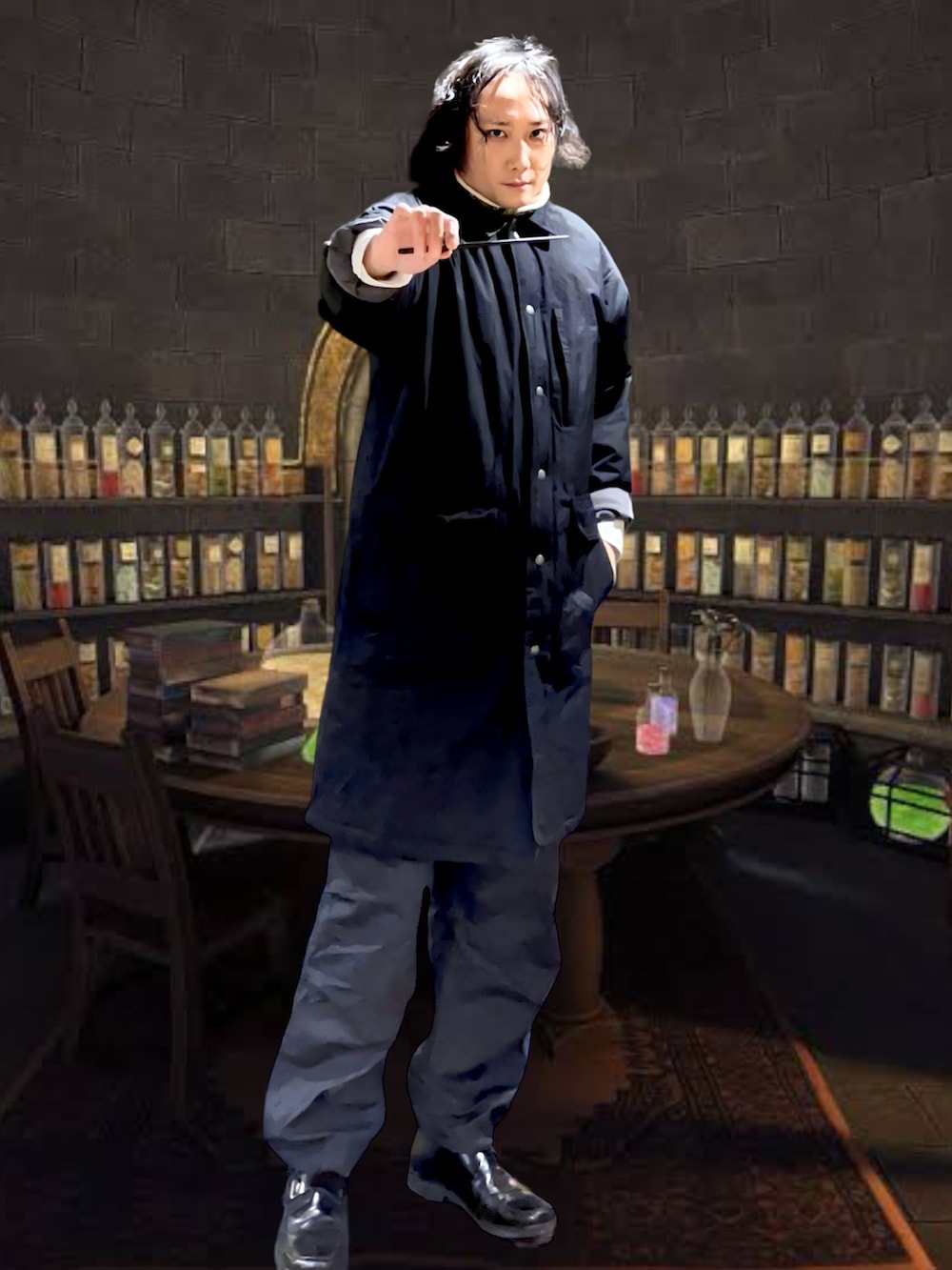 ブラック系のその他アウター、グレー系のパンツ、ホワイト系のシャツ/ブラウスを着用したメンズの冬コーディネートの3枚目の写真