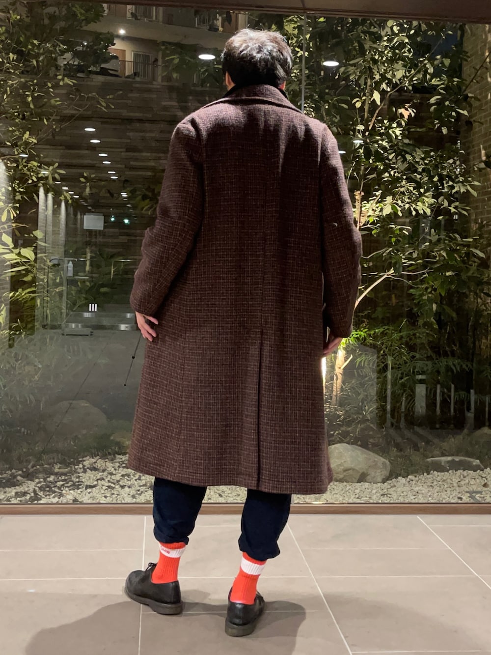 ブラウン系のチェスターコート、ベージュ系のシャツ/ブラウス、ブラック系のその他シューズを着用したメンズの冬コーディネートの3枚目の写真