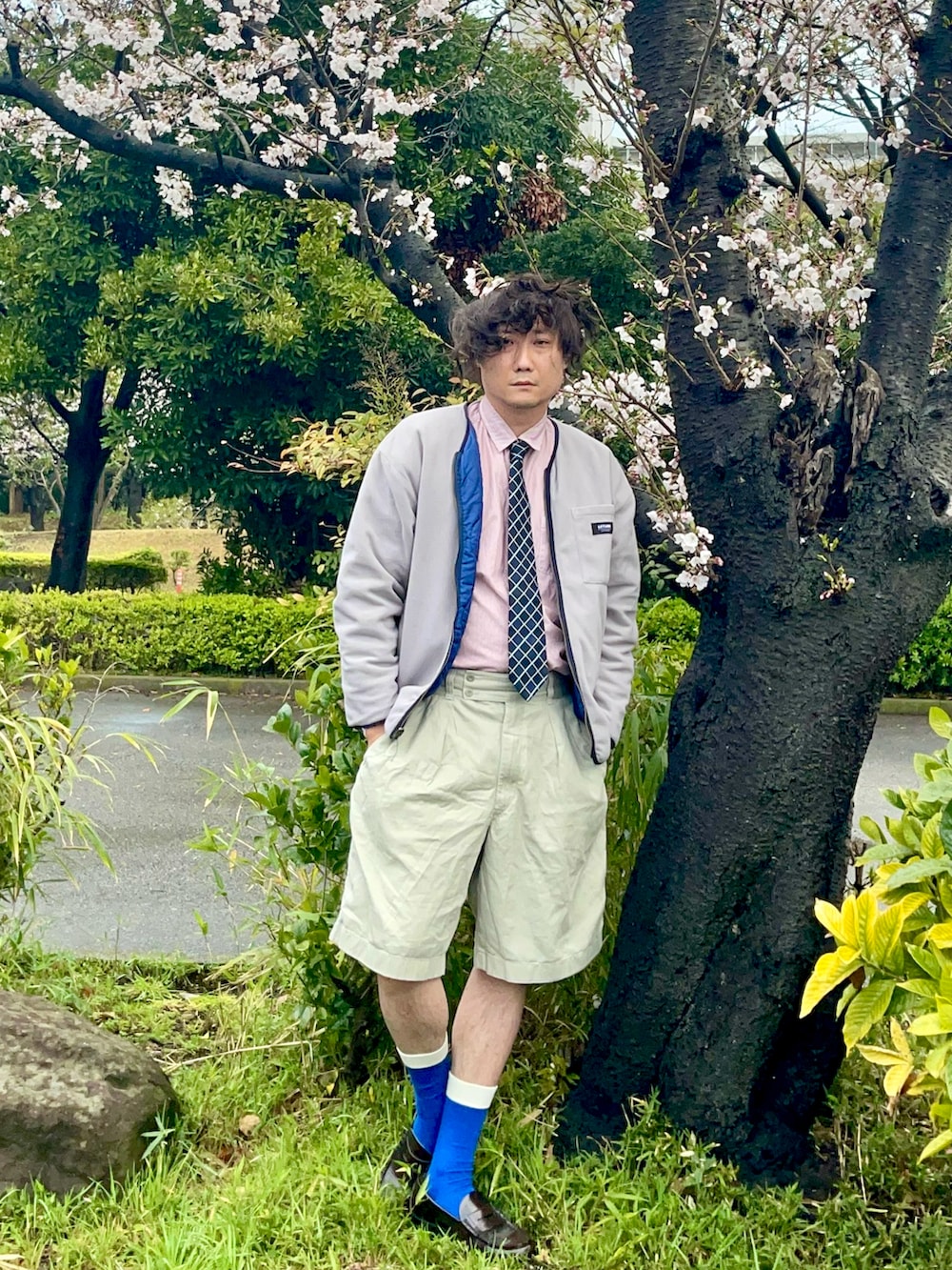 ピンク系のシャツ/ブラウス、ブルー系のモッズコート、ブルー系のネクタイを着用したメンズの春コーディネートの2枚目の写真