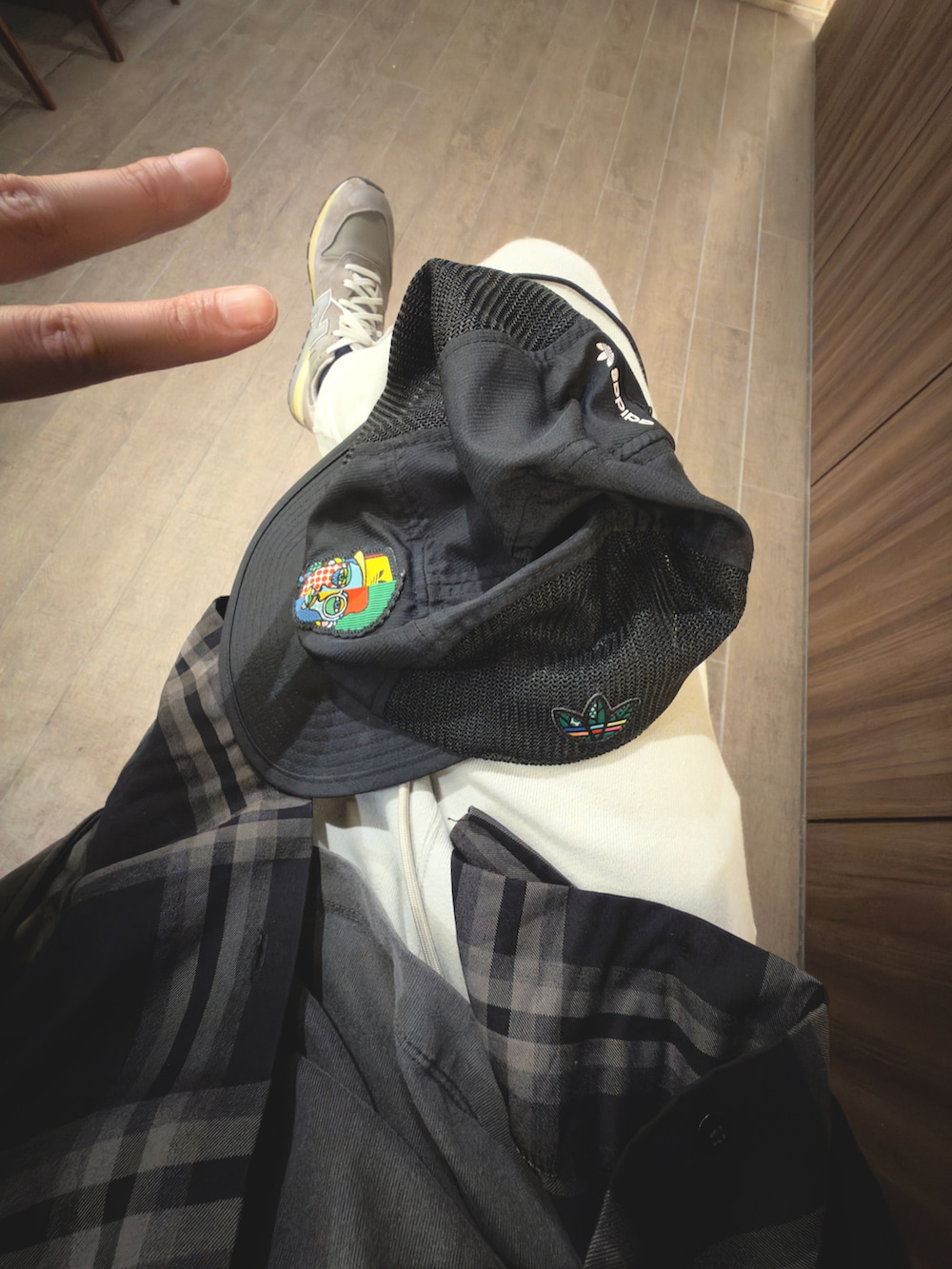 ブラック系のライダースジャケット、ブラック系のTシャツ/カットソー、ホワイト系のスウェットパンツを着用したメンズの秋コーディネートの5枚目の写真