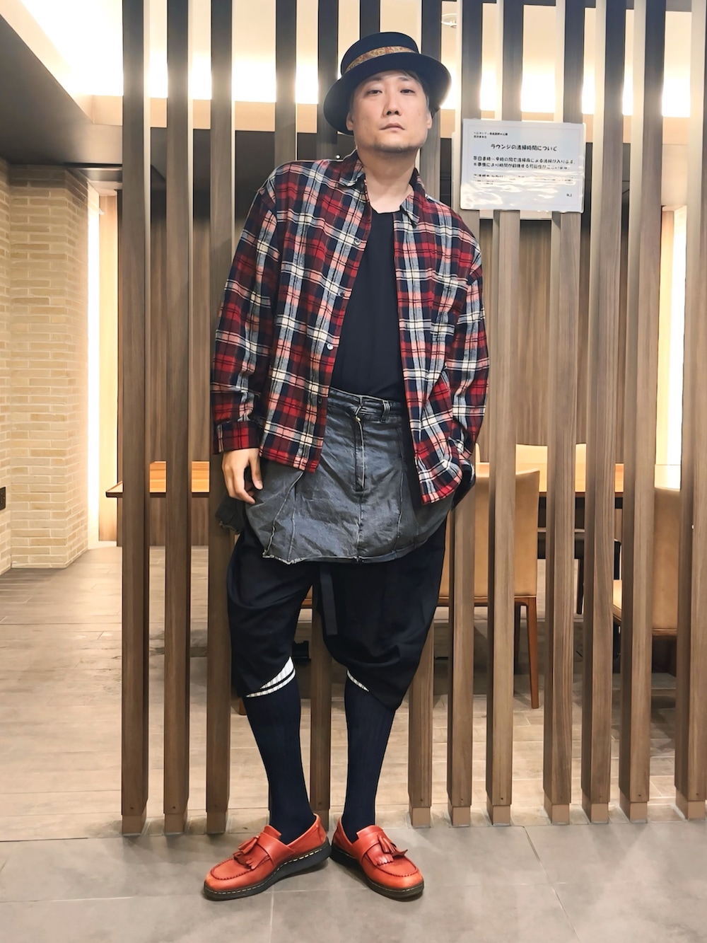 レッド系のローファー、ブラック系のTシャツ/カットソー、レッド系のシャツ/ブラウスを着用したメンズの秋コーディネートの2枚目の写真