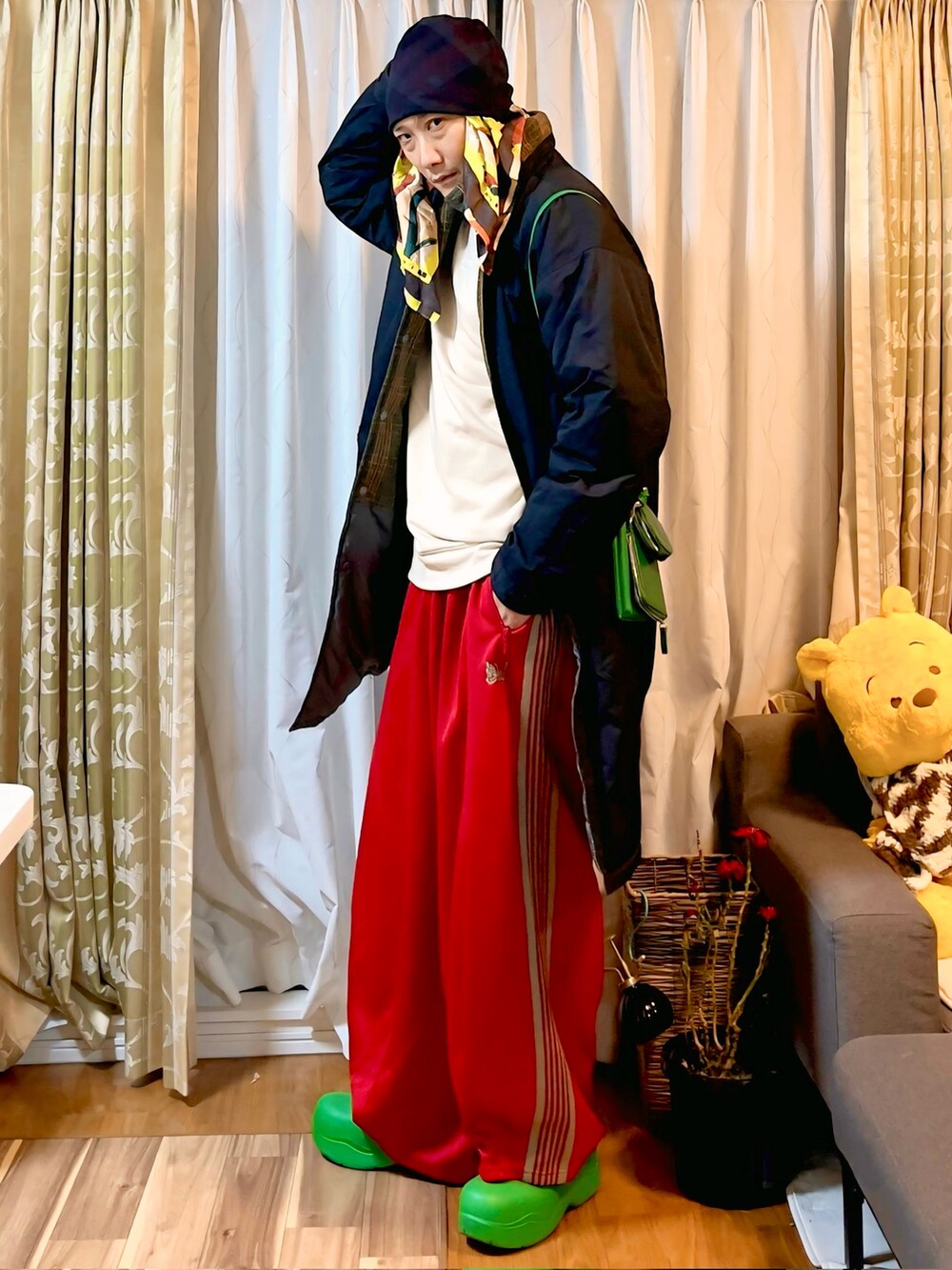 グリーン系のショルダーバッグ、ブラック系のその他アウター、レッド系のその他パンツを着用したメンズの春コーディネートの5枚目の写真