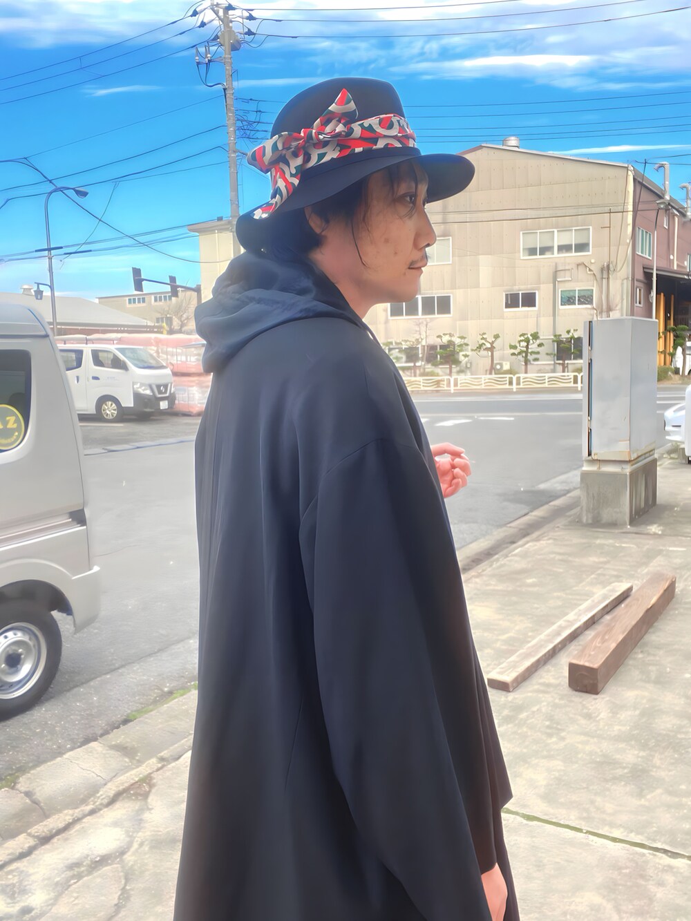 ブラック系のカーディガン/ボレロ、ブラック系のノーカラージャケット、ブラック系のブーツを着用したメンズの冬コーディネートの3枚目の写真