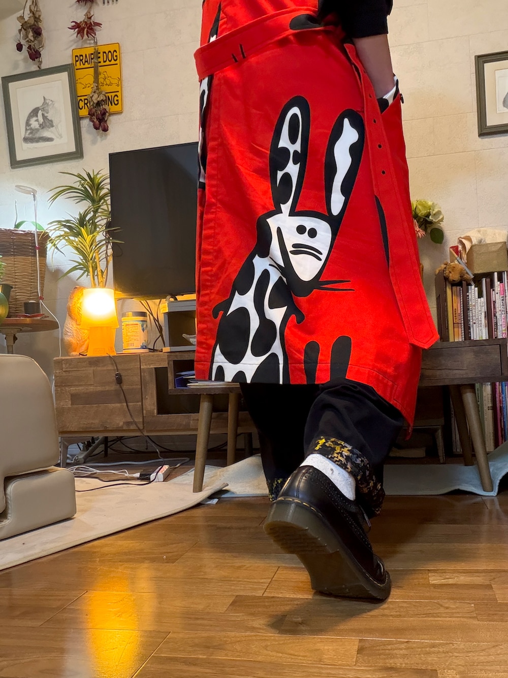 ブラック系のドレスシューズ、ブラック系のジャケット/アウター、ブラック系のパンツを着用したメンズの春コーディネートの4枚目の写真