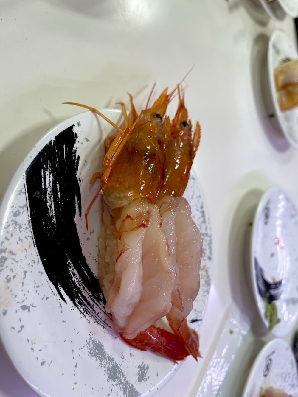 ベージュ系のTシャツ/カットソー、ブラック系のトートバッグ、レッド系のその他パンツを着用したメンズの夏コーディネートの5枚目の写真