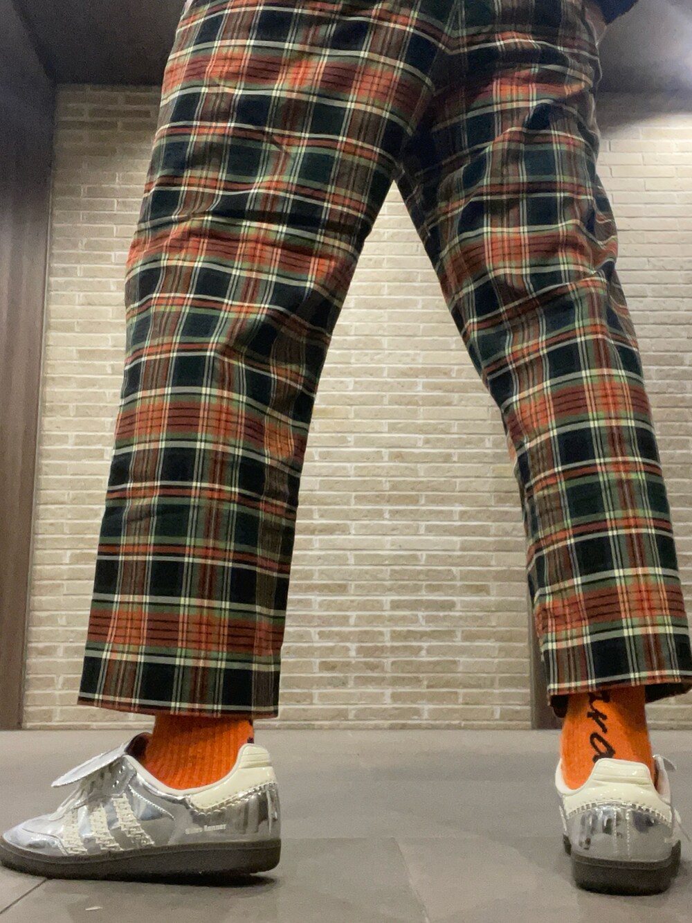 ブルー系のシャツ/ブラウス、ブラウン系のブルゾン、その他のパンツを着用したメンズの秋コーディネートの4枚目の写真