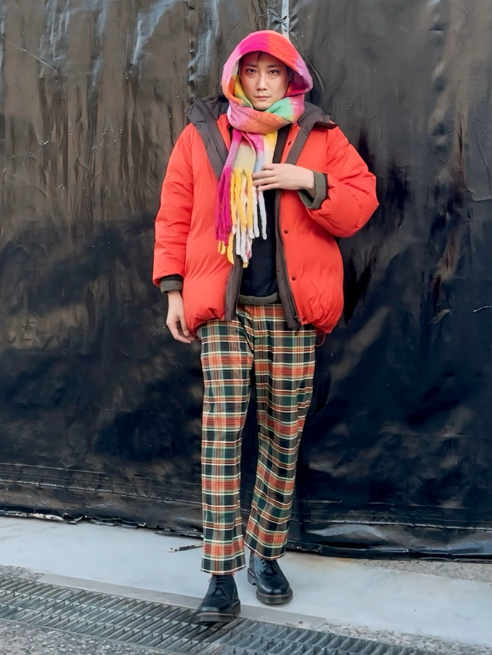 レッド系のダウンジャケット/コート、その他のニット/セーター、その他のパンツを着用したメンズの冬コーディネートの2枚目の写真