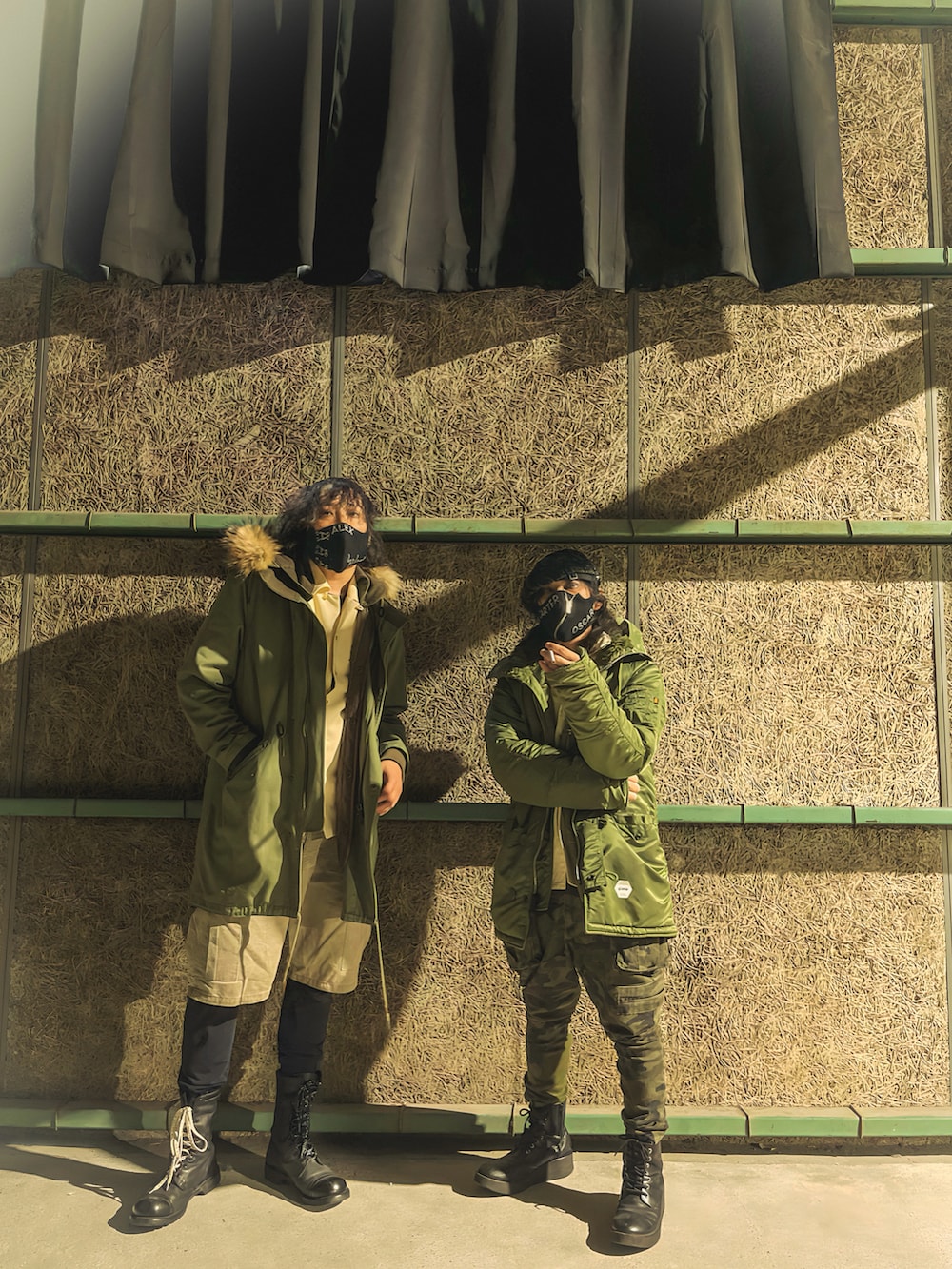 グリーン系のモッズコート、ホワイト系のシャツ/ブラウス、グリーン系のカーゴパンツを着用したメンズの冬コーディネートの5枚目の写真