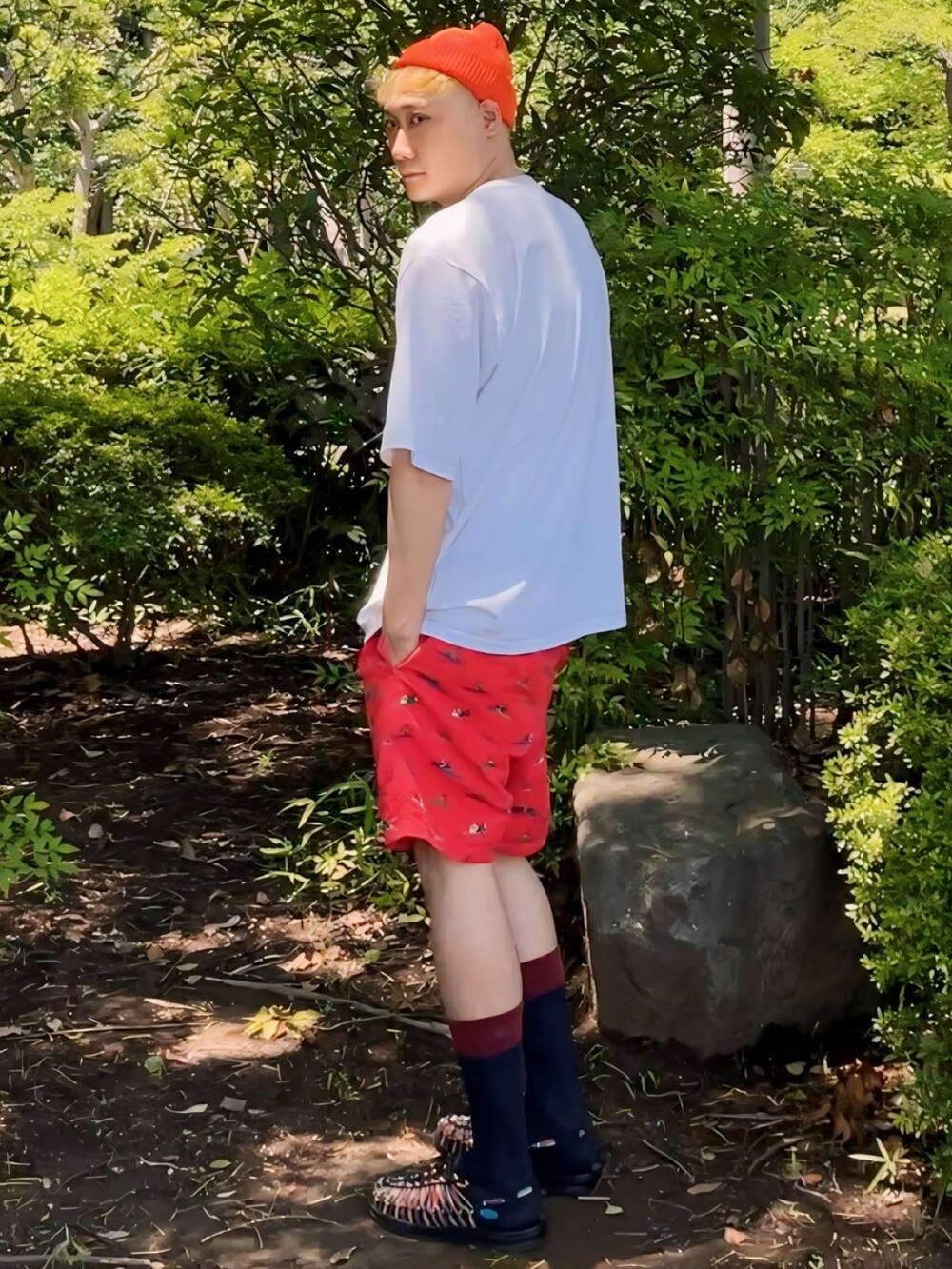 ホワイト系のTシャツ/カットソー、レッド系のパンツ、その他のサンダルを着用したメンズの夏コーディネートの4枚目の写真