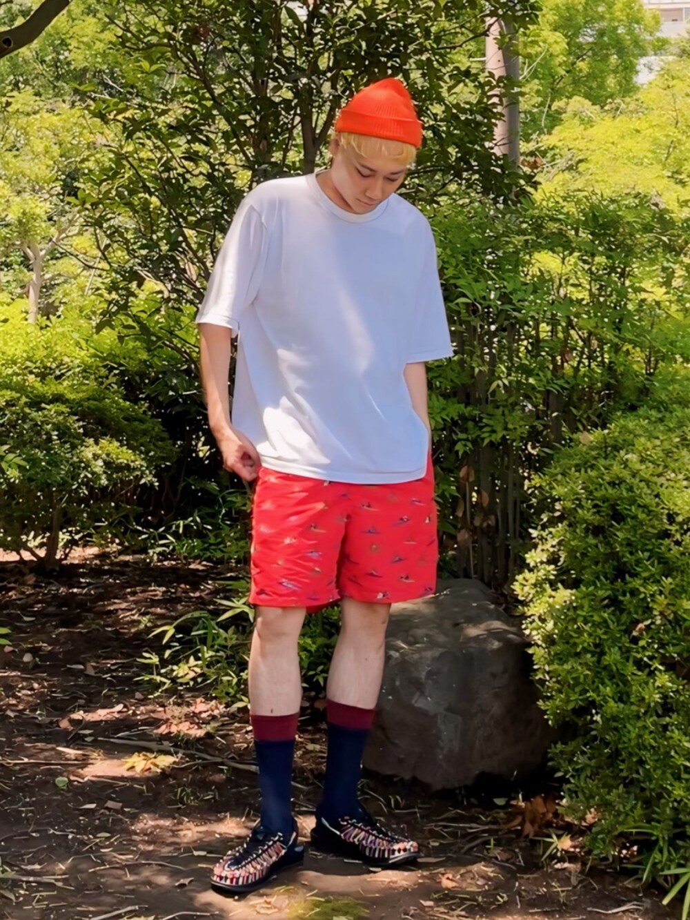 ホワイト系のTシャツ/カットソー、レッド系のパンツ、その他のサンダルを着用したメンズの夏コーディネートの2枚目の写真