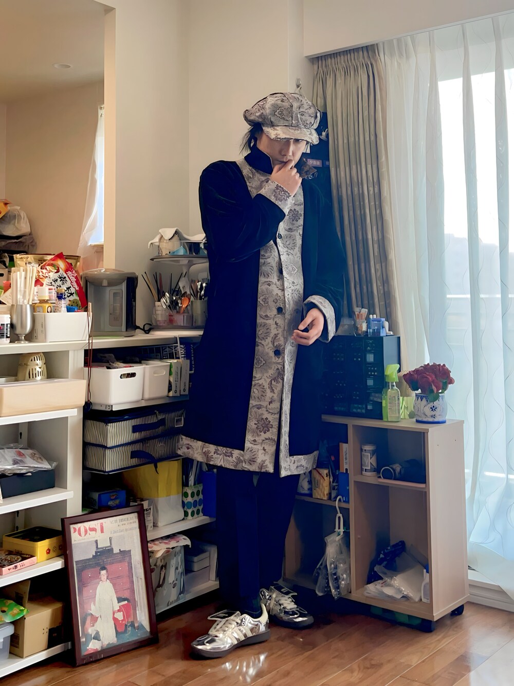 シルバー系のスニーカー、ブラック系のTシャツ/カットソー、ブラック系のステンカラーコートを着用したメンズの冬コーディネートの4枚目の写真
