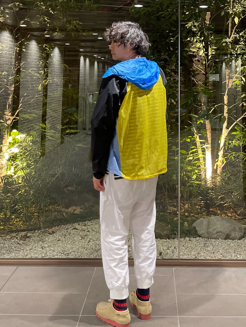 グリーン系のTシャツ/カットソー、その他のナイロンジャケット、ホワイト系のその他パンツを着用したメンズの夏コーディネートの4枚目の写真