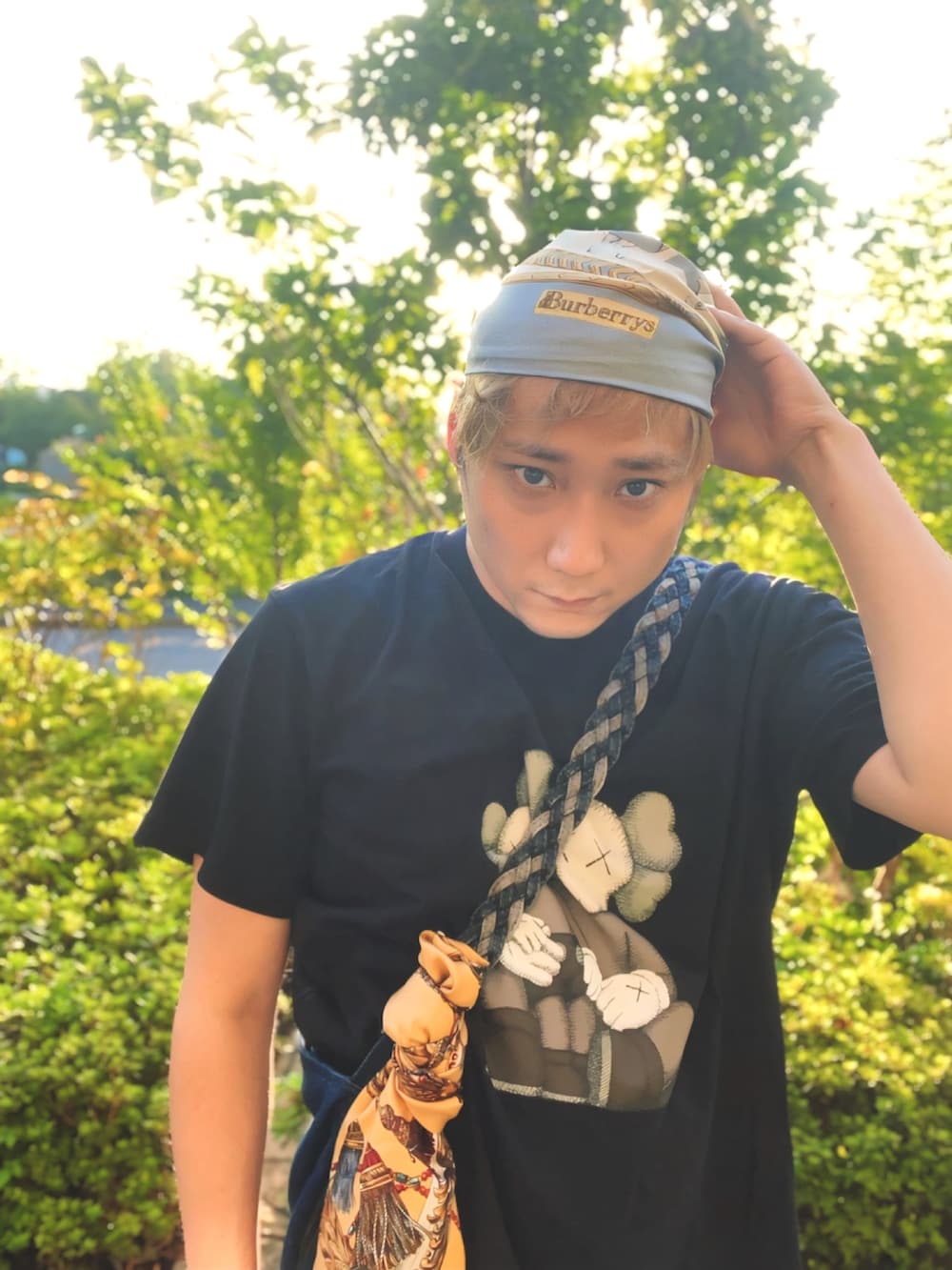 「ブラウン、Tシャツ、おでかけコーデ、スニーカーコーデ、スニーカー、スカーフ、ショルダーバッグ、ユニクロ、UNIQLO、夏コーデ、アウトドアスタイル、古着MIX、プリントT、プチプラ」｜「BURBERRYのアイテム（バンダナ/スカーフ、ブルー系）」を使った、まっちゃんさん（骨格ナチュラル・メンズ・183cm）の秋コーディネートの5枚目の写真