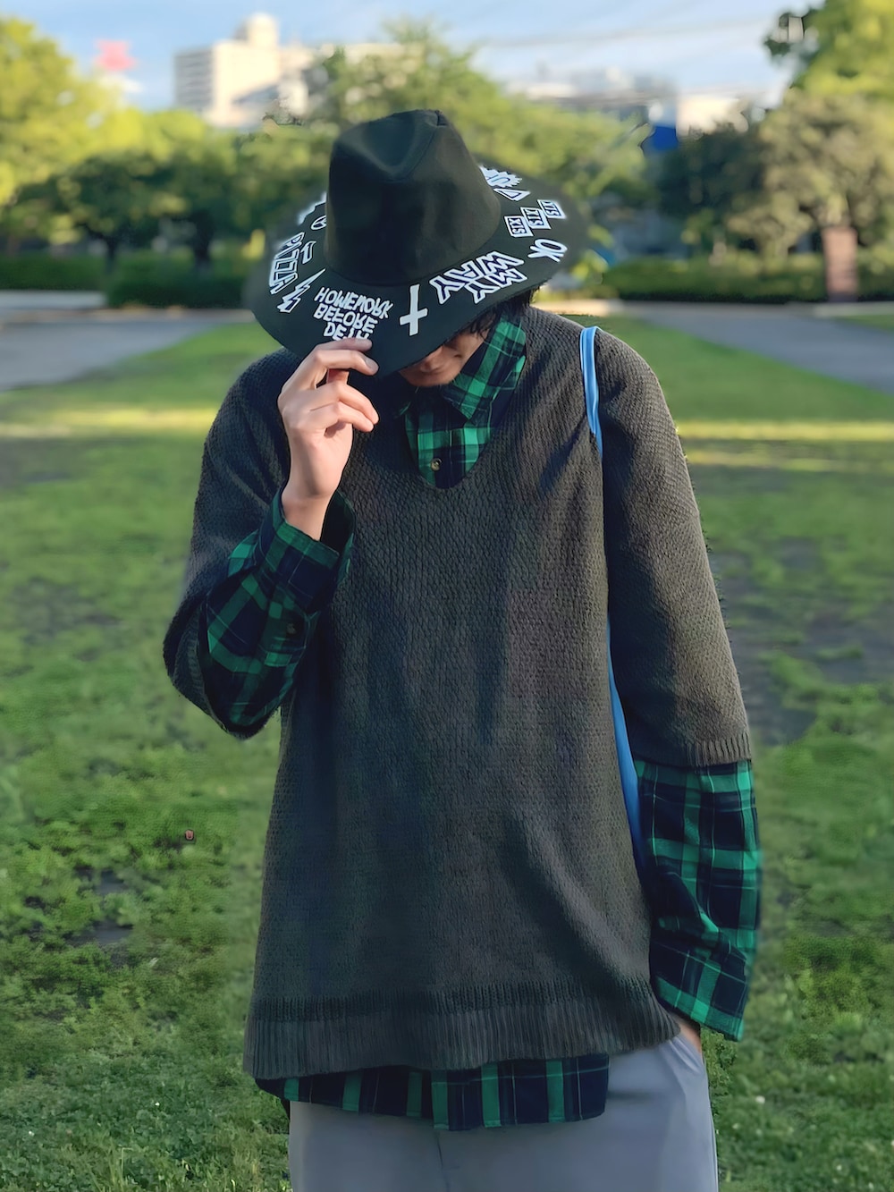 グリーン系のニット/セーター、グリーン系のシャツ/ブラウス、ブラック系のその他シューズを着用したメンズの夏コーディネートの3枚目の写真