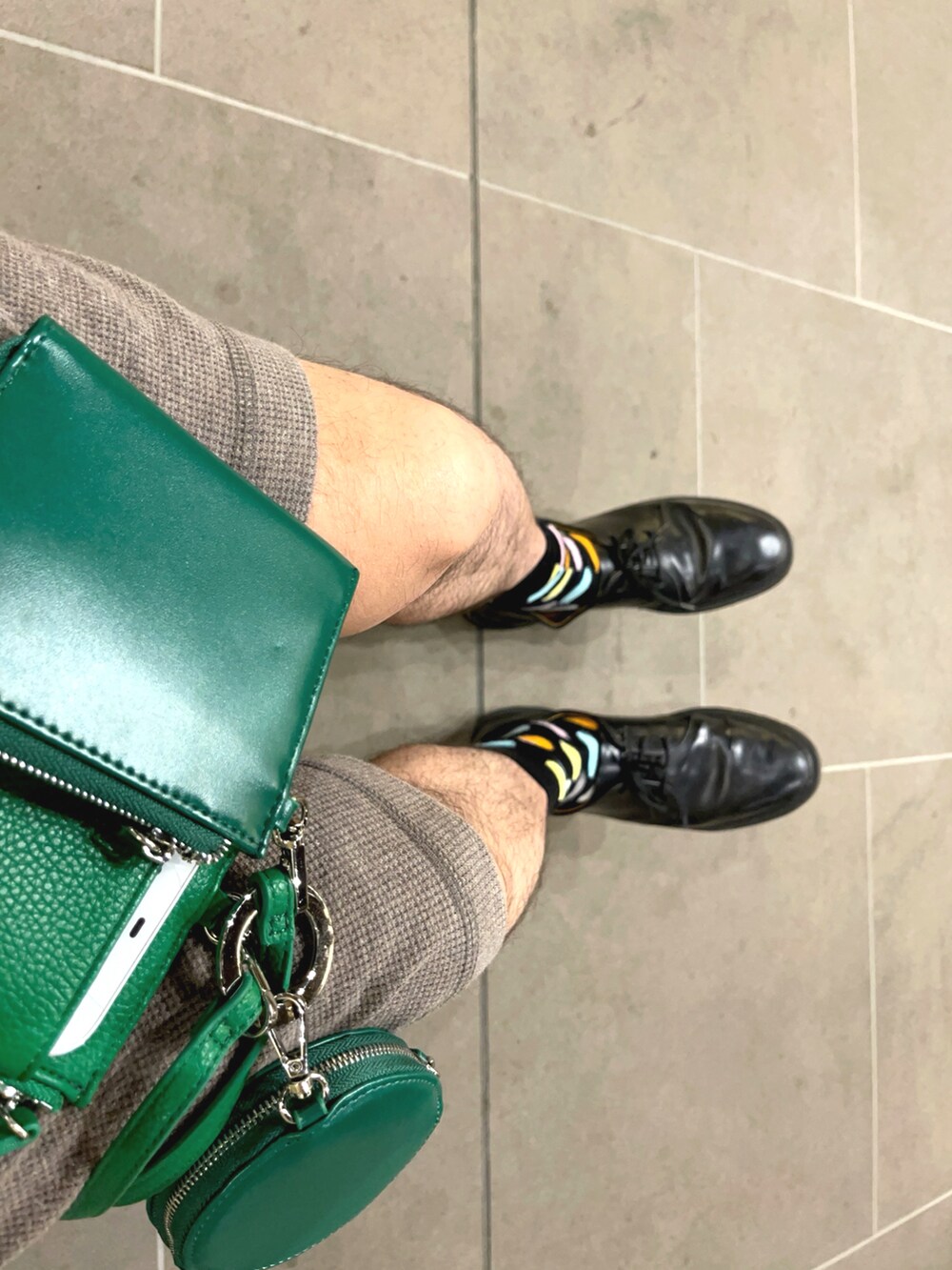 ブラック系のライダースジャケット、グリーン系のショルダーバッグ、ブラック系のその他シューズを着用したメンズの夏コーディネートの4枚目の写真