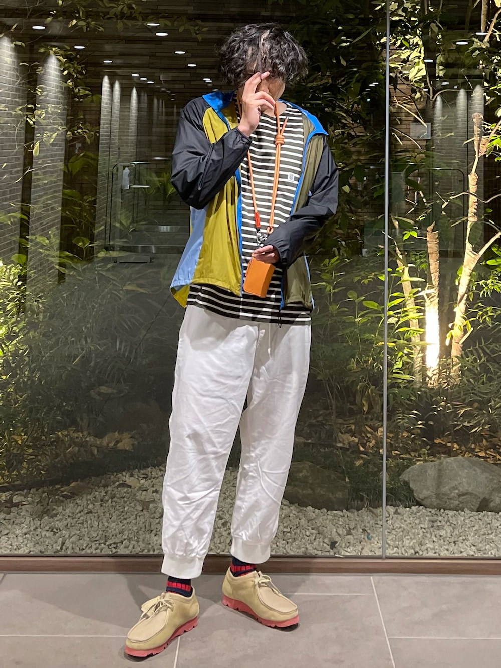 グリーン系のTシャツ/カットソー、その他のナイロンジャケット、ホワイト系のその他パンツを着用したメンズの夏コーディネートの3枚目の写真