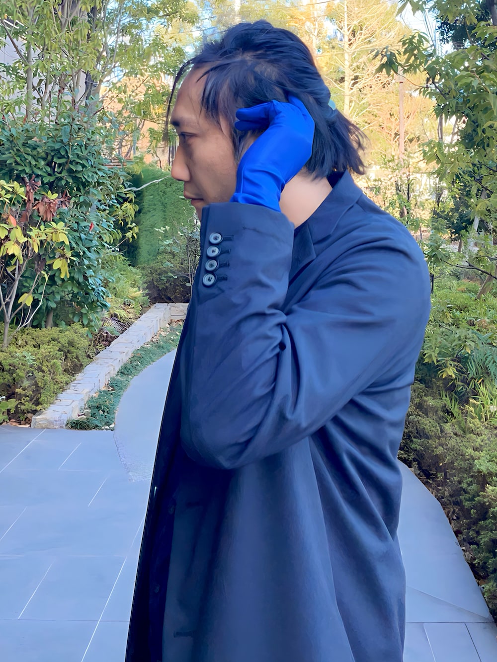 ブルー系のシャツ/ブラウス、グレー系のセットアップ、グレー系のスラックスを着用したメンズの冬コーディネートの3枚目の写真